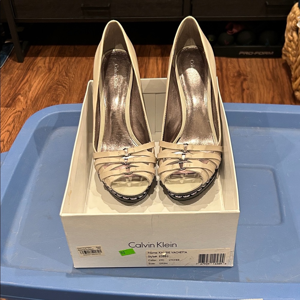 Calvin Klein KAAMRIE VACHETTA size 9 1/2